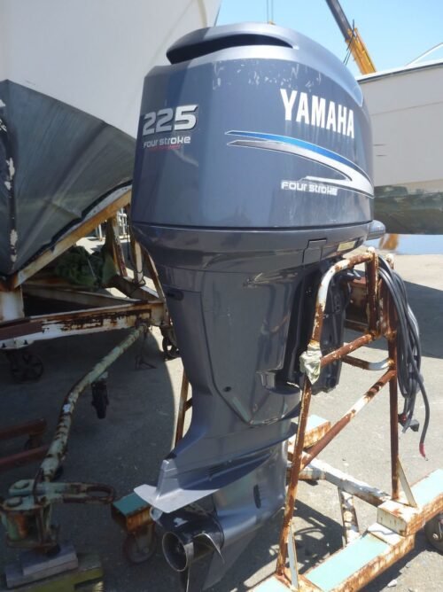 000256-yamaha-f225.jpg 2008 Yamaha F225 HP 6-Cylinder EFI 4-Stroke 20" (L) Outboard Motor - Image 1