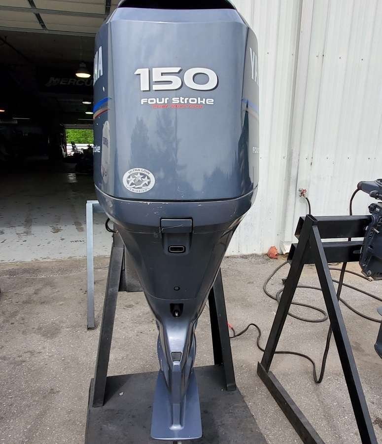 Ufb90244b4e674be8ba0f649e125ca1ceZ.jpg 2004 Yamaha 150 HP 4-Cylinder EFI 4-Stroke 25" (X) Outboard Motor - Image 1